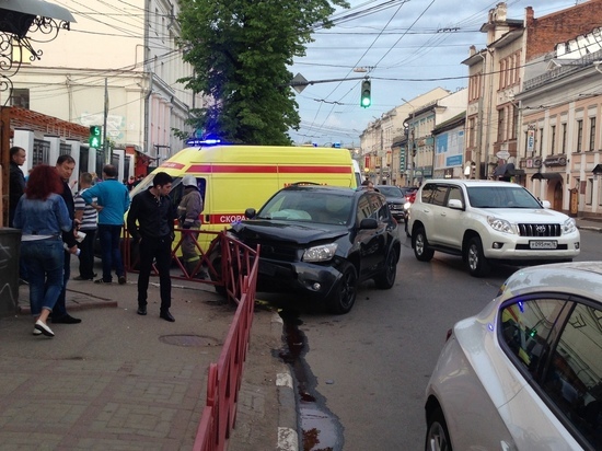 Крупная авария в центре Ярославля, столкнулись «БМВ» «Тойота» и «Митсубиси»