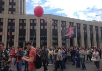 К проспекту Сахарова приходят противники реновации в Москве – это самая многочисленная группа собравшихся