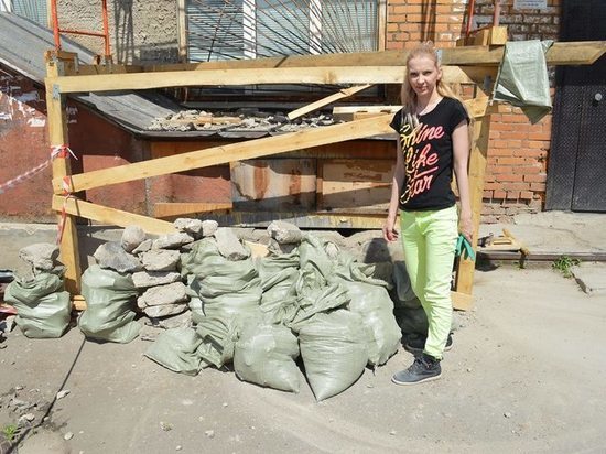 Анна Удовенко в свой выходной лично убрала мусор за нерадивым подрядчиком, чтобы показать: псковская власть может быть отзывчивой