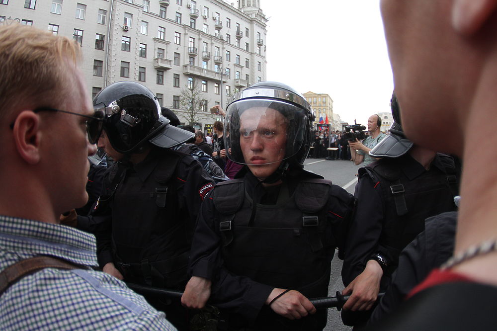 Митинг посадили. Навальный митинги 2008 год. Митинг Навального Великий Новгород. Милиция присует людей на митинге. Тверская митинги Навального 2017.