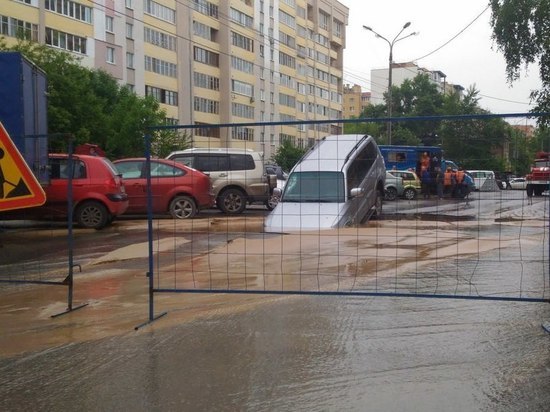 Автомобиль провалился в асфальт на улице Полтавской в Нижнем Новгороде