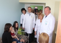 Большой дружный коллектив Алтайской краевой клинической детской больницы всегда славился высоким профессионализмом, добротой и готовностью самоотверженно помогать маленьким пациентам