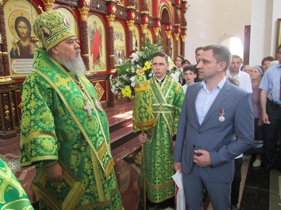 Они получили памятные подарки, архиерейские грамоты и епархиальные медали