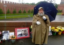 Милого 61-летнего дедушку по имени Григорий, которого можно встретить на Большом Москворецком мосту, в Сети уже несколько дней кличут Золушкой XXI века
