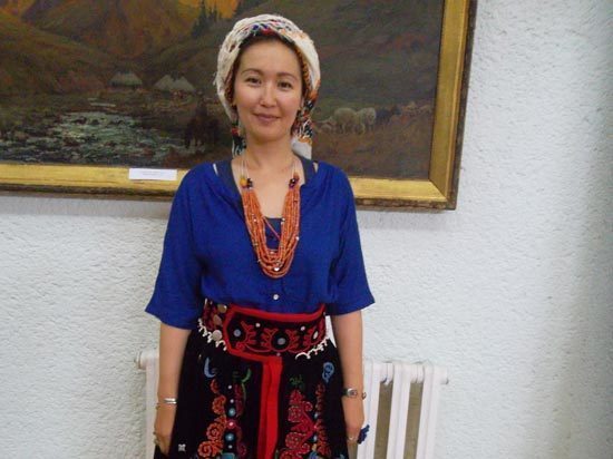 В Бишкеке открылась выставка белдемчи – традиционной верхней одежды кыргызских женщин