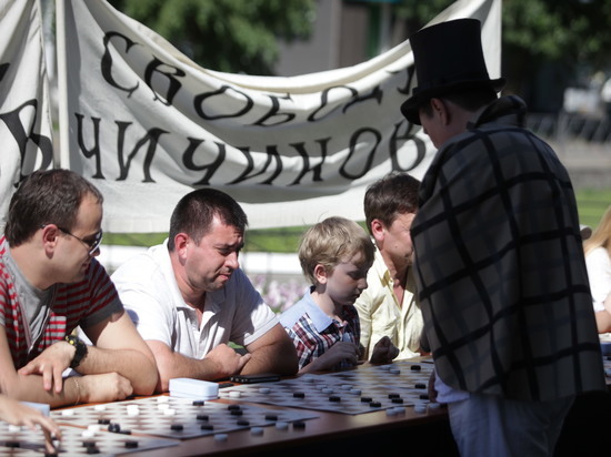 Зрители Красноярского театра Музкомедии сыграли в шашки с мастером спорта