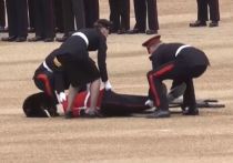 Пять гвардейцев упали в обморок в Лондоне на торжественном параде, посвященном официальному дню рождения королевы Елизаветы II