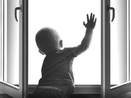 В Бузулуке трехлетний ребенок выпал из окна 5 этажа 