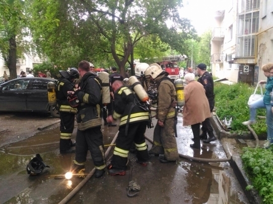 На жителей горящей многоэтажки в Екатеринбурге надели маски «Самоспасатель»