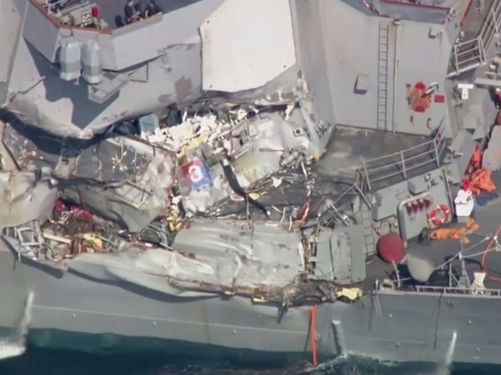 Ранее эсминец ВМС США столкнулся с грузовым судном у берегов Японии