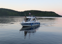 Как сообщает Главное управление МЧС России по Карелии, информация о том, что в Питкярантском районе на Ладожском озере на выходе залива Импилахти пятеро подростков пере-вернулись на лодке, поступила к ним накануне в 21:20