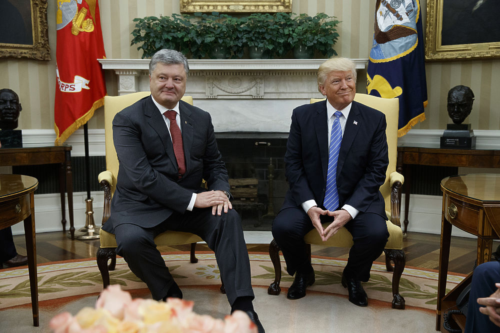На встрече с Трампом у Порошенко возникли проблемы со стулом