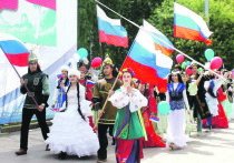 Главной площадкой празднования Дня России в Тюмени стал Цветной бульвар, где прошел XXIII областной фестиваль национальных культур «Мост дружбы»