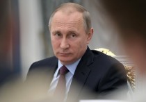 Президент России Владимир Путин сообщил на встрече с учителями в Кремле, что добиваться от губернаторов повышения зарплат педагогам приходится "с дубиной"
