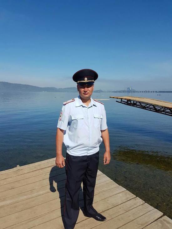 В Усть-Илимске сотрудник полиции и лесничий спасли перевернувшихся на лодке четверых человек 