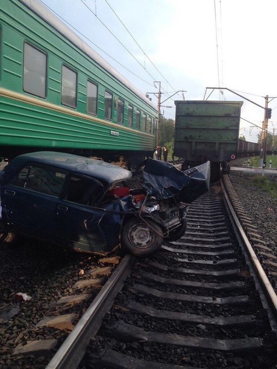 Два поезда протаранили «Жигули» на участке «Алтайская–Артышта2»