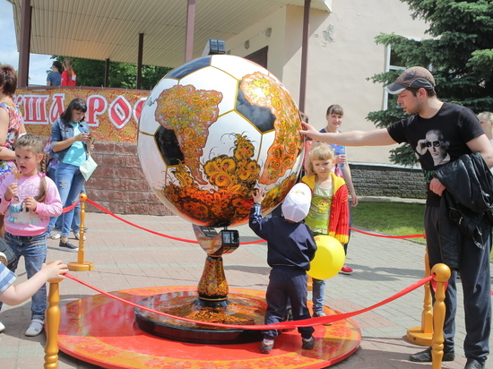 Символом фестиваля «Золотая хохлома» стал глобус – футбольный мяч