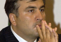 Михаил Саакашвили обратился к Петру Порошенко с требованием компенсировать ему стоимость испорченной футболки, которую ему пришлось убрать из своего гардероба после выступления перед выпускниками в Винницкой области