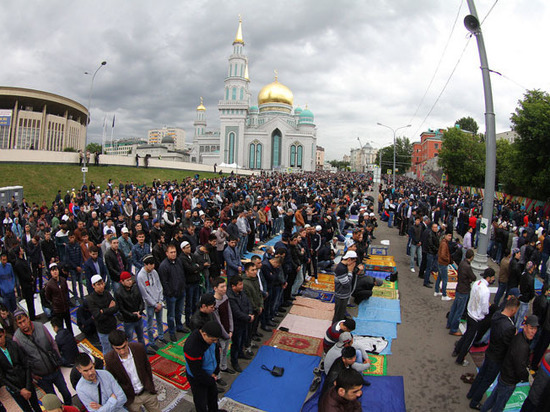 Около 10 000 человек собрались на молитву у Соборной мечети