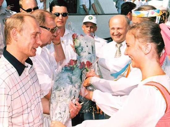 Путину показали спортзал и столовую в "Артеке"