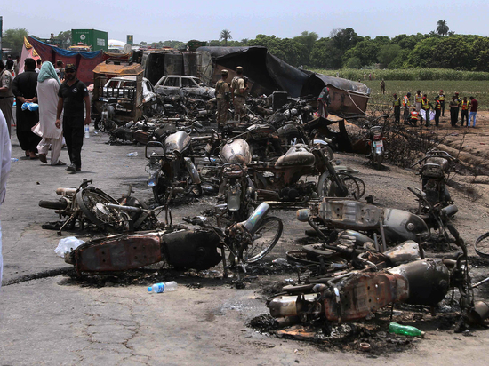 Вспыхнувший бензовоз стал причиной смерти более 140 человек в пакистанском городке Бахавалпур.