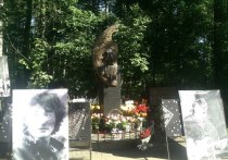 В Санкт-Петербурге неизвестные устроили настоящий погром на могиле Виктора Цоя