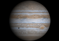 Американское аэрокосмическое агентство NASA опубликовало космический снимок, полученный, когда искусственный снимок Юпитера Juno, или «Юнона», находился на высоте 33,4 тысячи километров над вершинами облаков газового гиганта