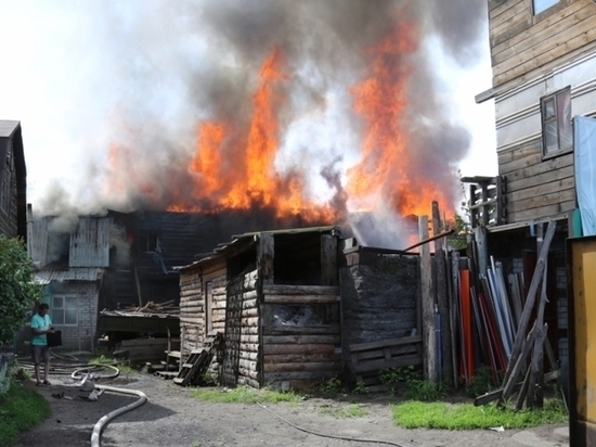 В Барнауле горели 250 квадратных метров двухэтажного жилого дома