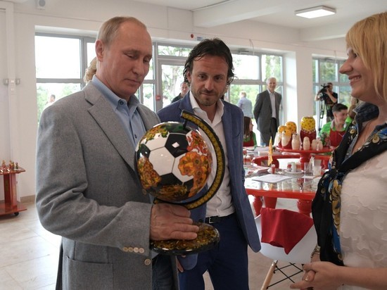 Путин посетил центр народных промыслов «Под крылом Жар-Птицы» в Артеке 