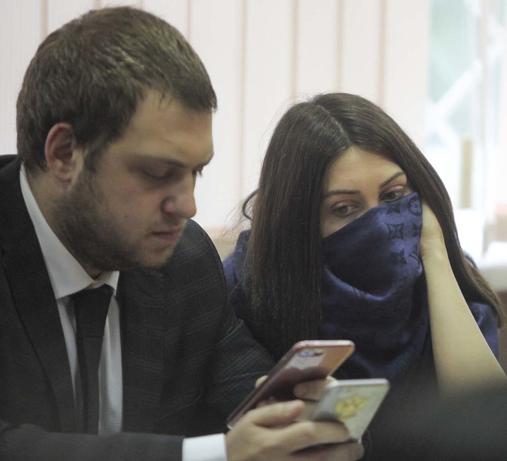 Стритрейсерша Багдасарян пряталась в суде за шарфом и темными очками