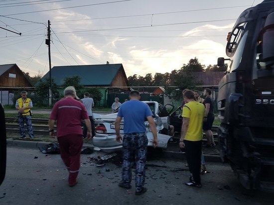 В Барнауле водитель "Тойоты" пострадал в жесткой аварии с фурой