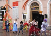 В Екатеринбурге вновь стартовал международный театральный фестиваль современной драматургии «Коляда-plays», который в первый же день поразил жителей города энергетикой и яркостью