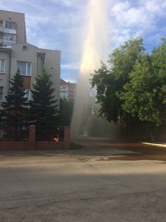 В Барнауле фонтан воды поднялся на высоту девятого этажа (видео)