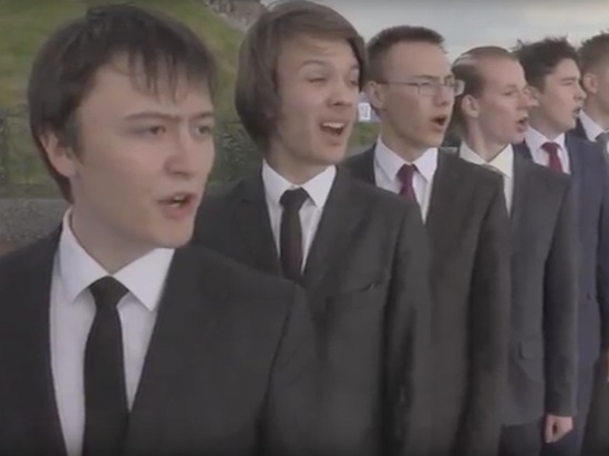 Подростки поют на фоне красивейших видов Уфы 