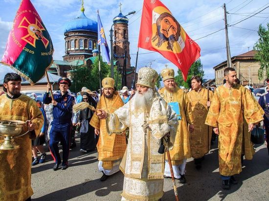 25 июня две тысячи верующих отправились в крестный ход из Барнаула