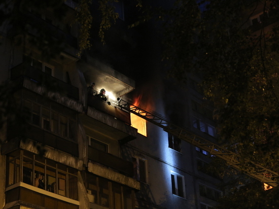 Крупный пожар произошел в многоэтажке на улице Акимова
