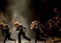 Театральный фестиваль имени Чехова впервые представил в своей программе уже довольно известный в мире южнокорейский театр современного танца «Модерн Тэйбл» и один из самых известных спектаклей этой компании «Даркнесс Пумба»…