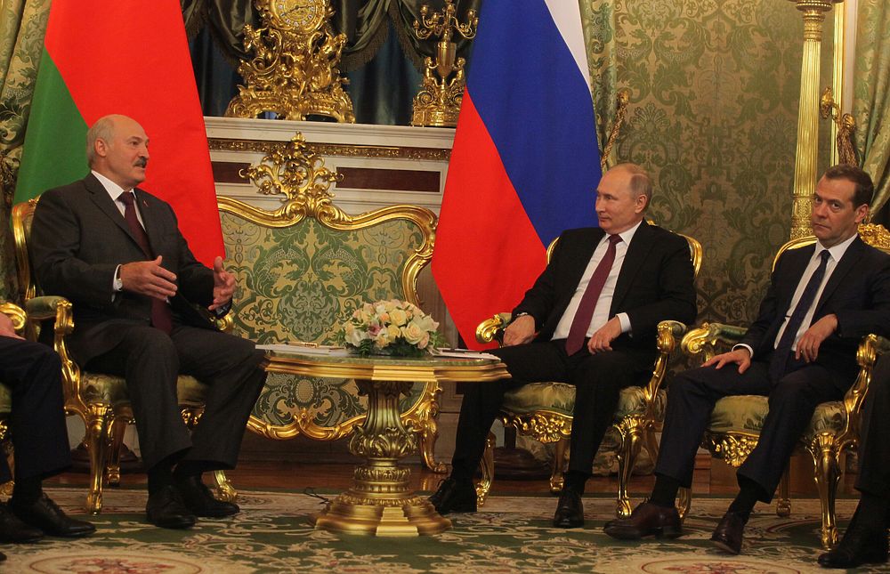 Путин и Медведев глядели скептически на встрече с Лукашенко