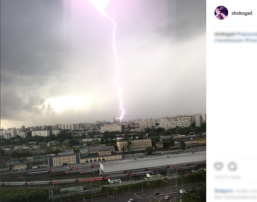 Грозопокалипсис сегодня: Москву накрыли молнии и черные тучи