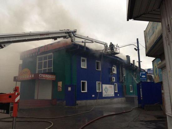 В Иркутске сгорел двухэтажный торговый дом на улице Олега Кошевого