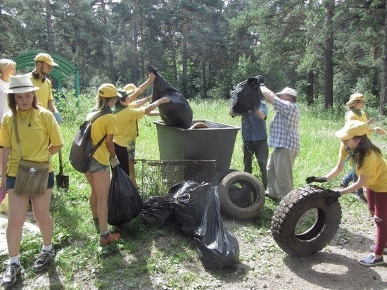 Школьники Кемерова очистили реку от мусора 