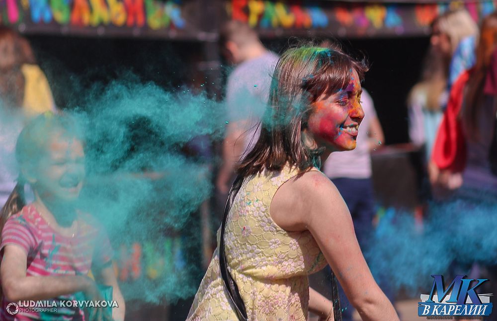Разноцветные люди веселились в центре Петрозаводска