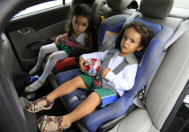 Новая редакция ПДД разрешает детям старше 7 лет ездить без кресел и прочих удерживающих устройств — их теперь достаточно пристегивать штатными ремнями безопасности