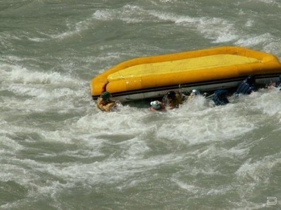 Перевернувшаяся лодка реке Самара едва не лишила жизни мужчину.