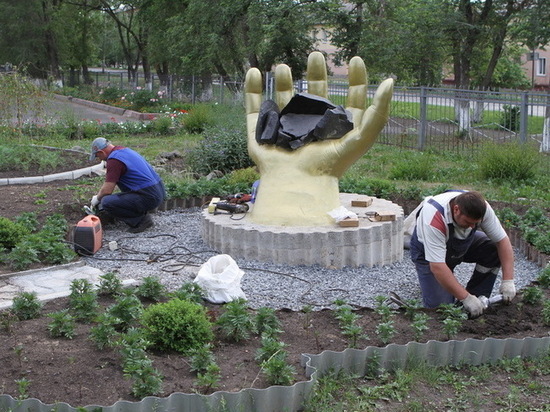 Кемеровчане облагородили скульптуру "Шахтерская слава" 