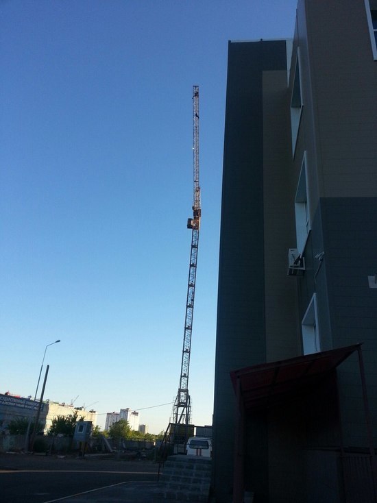Руфер в Оренбурге забрался  на башенный кран и не смог оттуда слезть