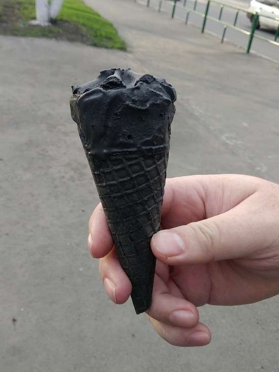 Кузбасское мороженое с углем появилось в соседнем регионе 