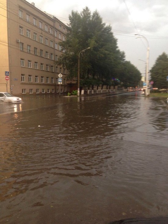 В Кемерове из-за засоренных ливневых канализаций затопило дороги 