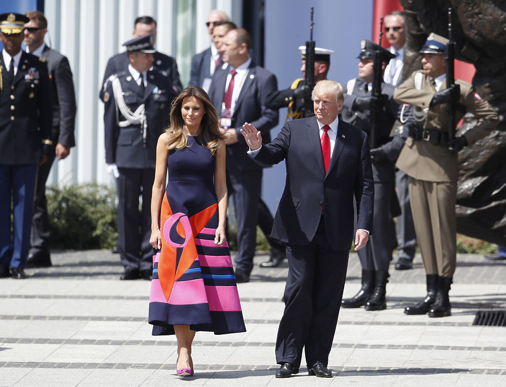 Меланья Трамп в Европе показала новые наряды
