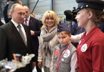 Владимир Путин поговорил с юными сотрудниками экспозиции Иннопрома